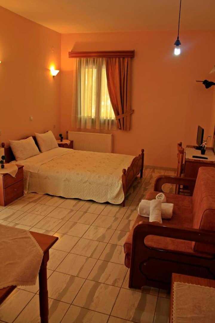 Guesthouse Bizani Neo Mpizani الغرفة الصورة